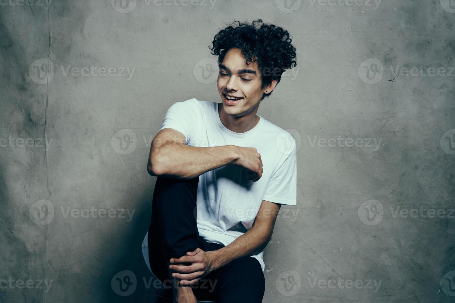 alegre homem encaracolado cabelo emoções estúdio estilo de vida moda foto