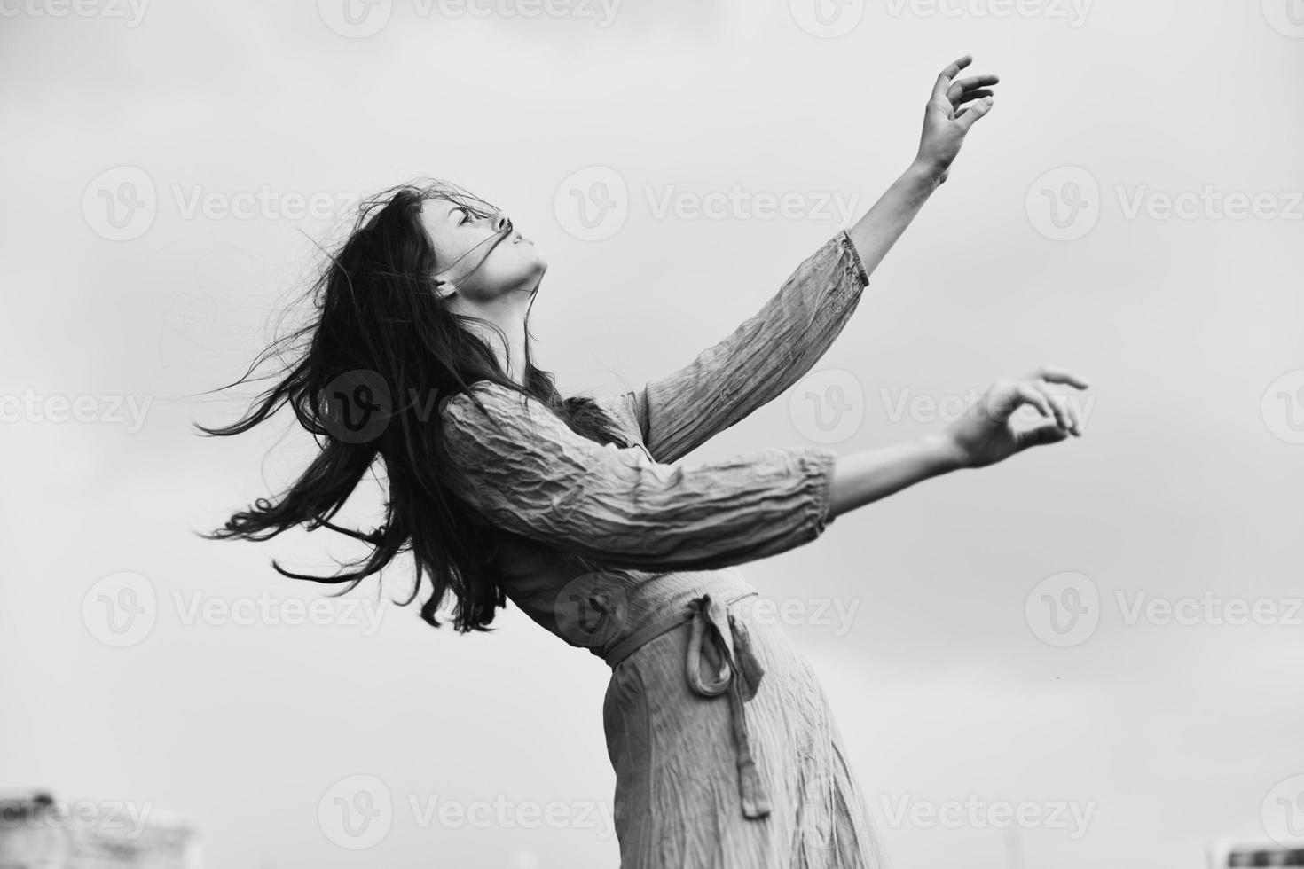 retrato do uma lindo mulher grandes Penteado dentro ao ar livre Casamento vestir Preto e branco foto