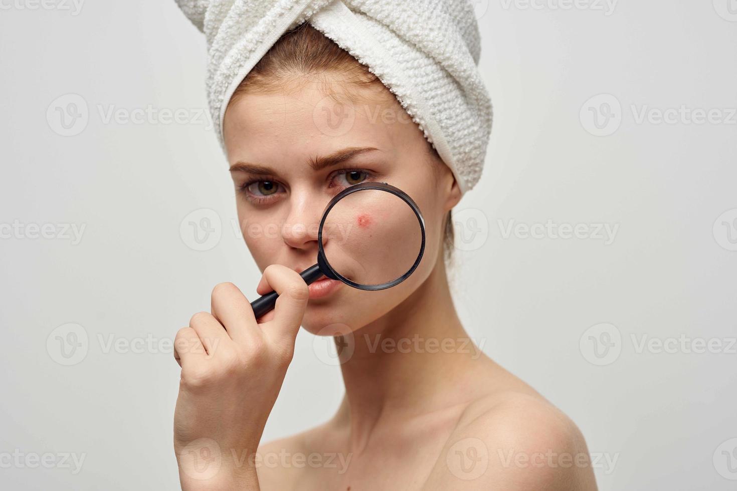 bonita mulher com uma toalha em meu cabeça higiene tratamento foto