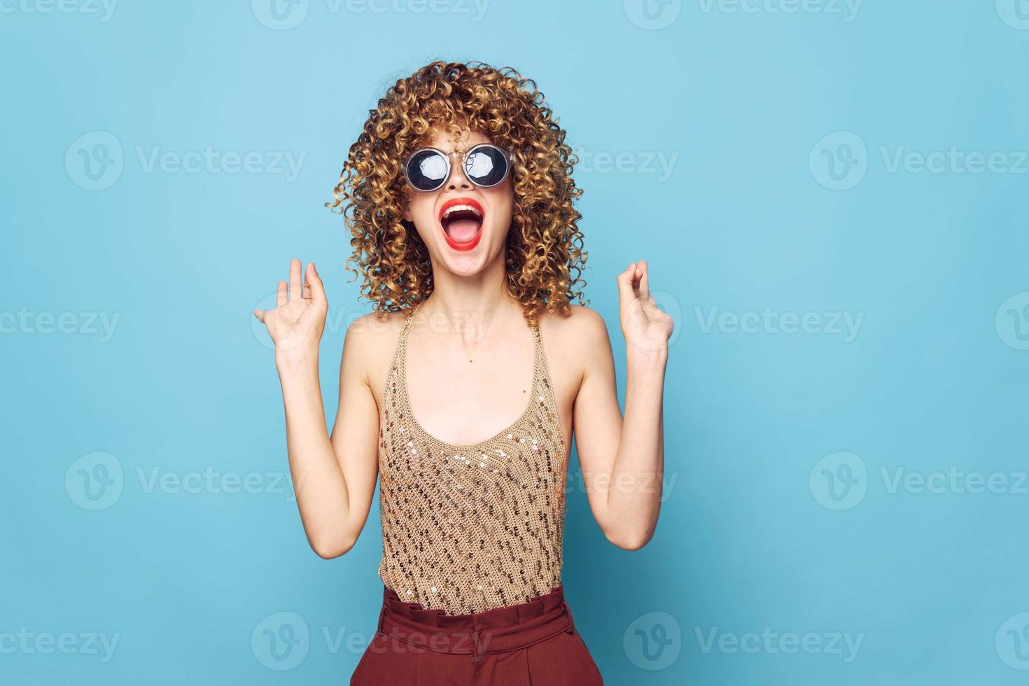 atraente mulher encaracolado cabelo emoções vermelho lábios charme Castanho calça foto