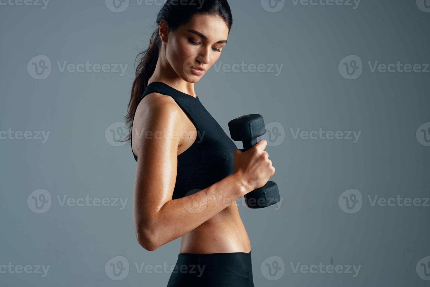 Atlético mulher shakes músculos fino figura exercite-se motivação foto