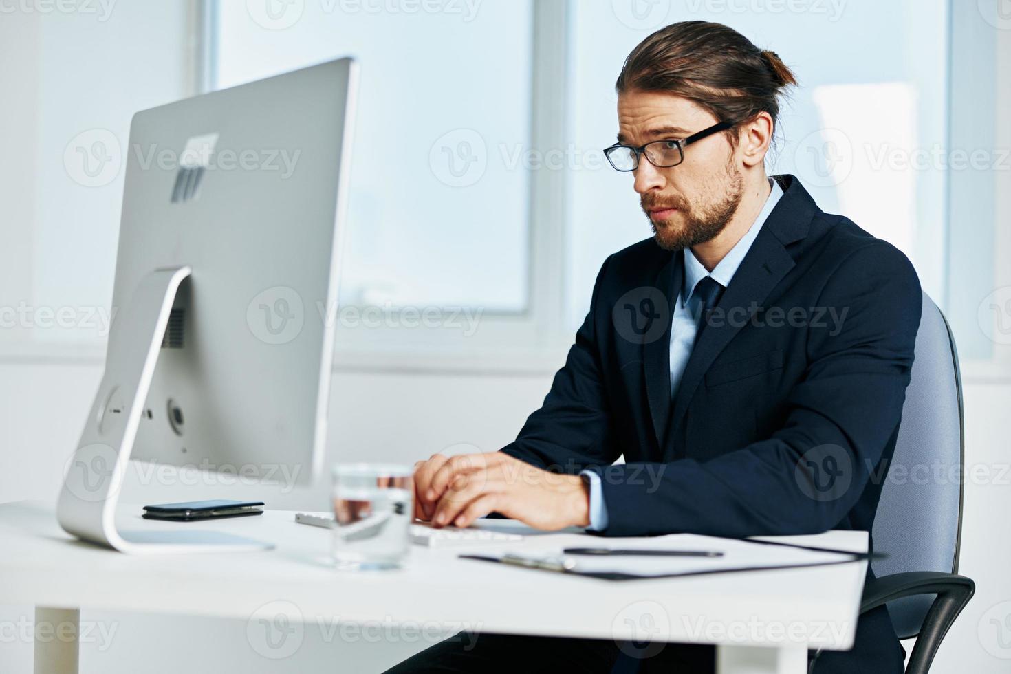 masculino Gerente às a escrivaninha com óculos trabalhos executivo foto