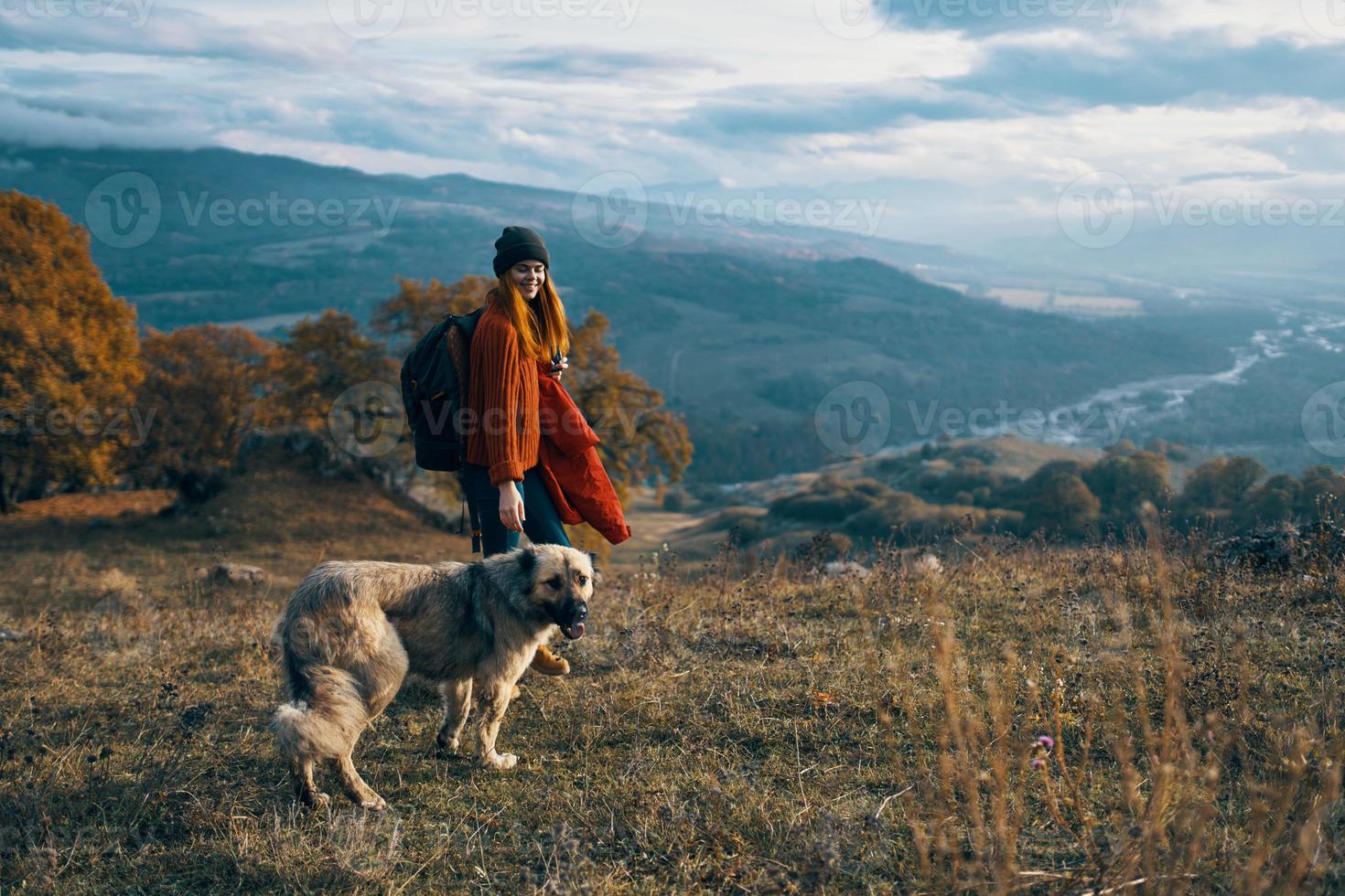 mulher caminhante natureza montanhas viagem Próximo para a cachorro liberdade amizade foto