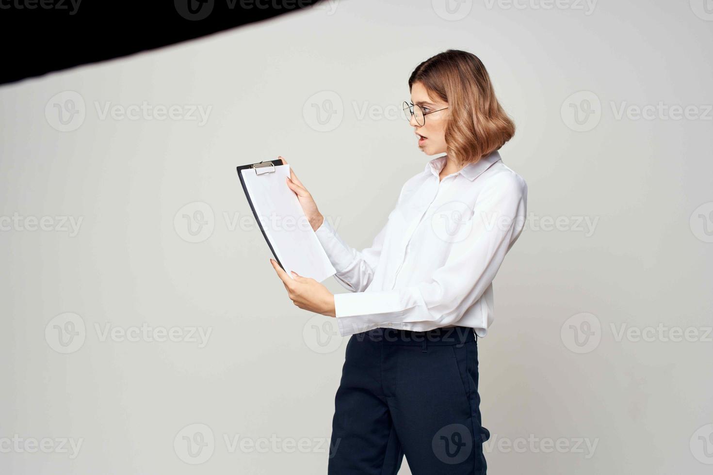 mulher dentro branco camisa documentos trabalhos sucesso estúdio foto