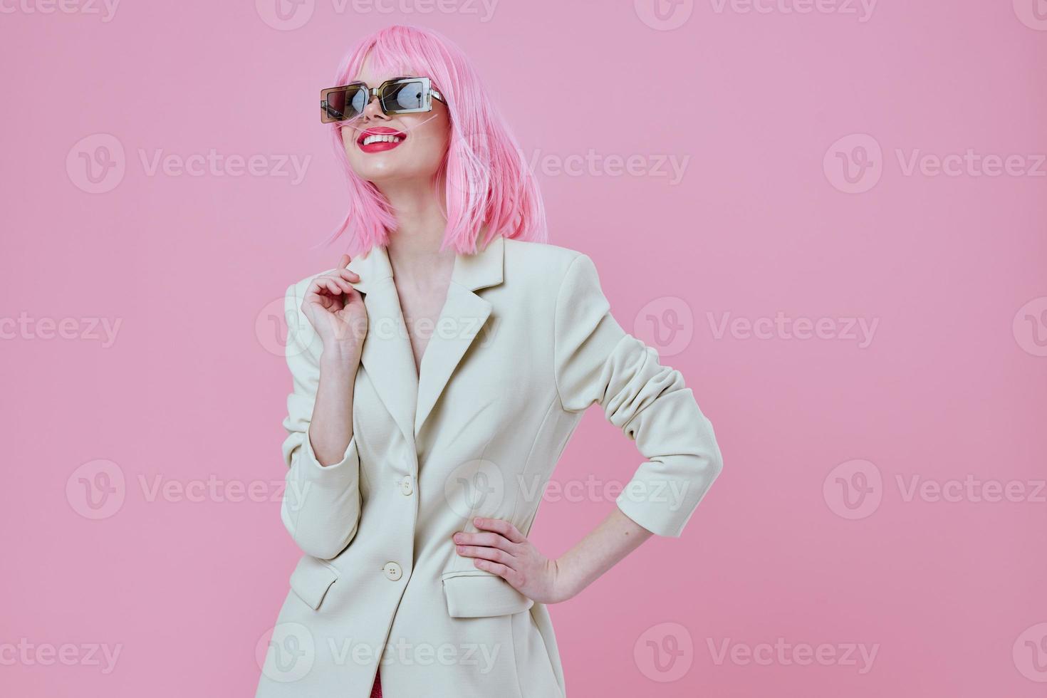 jovem mulher vestindo oculos de sol Rosa cabelo posando cor fundo inalterado foto