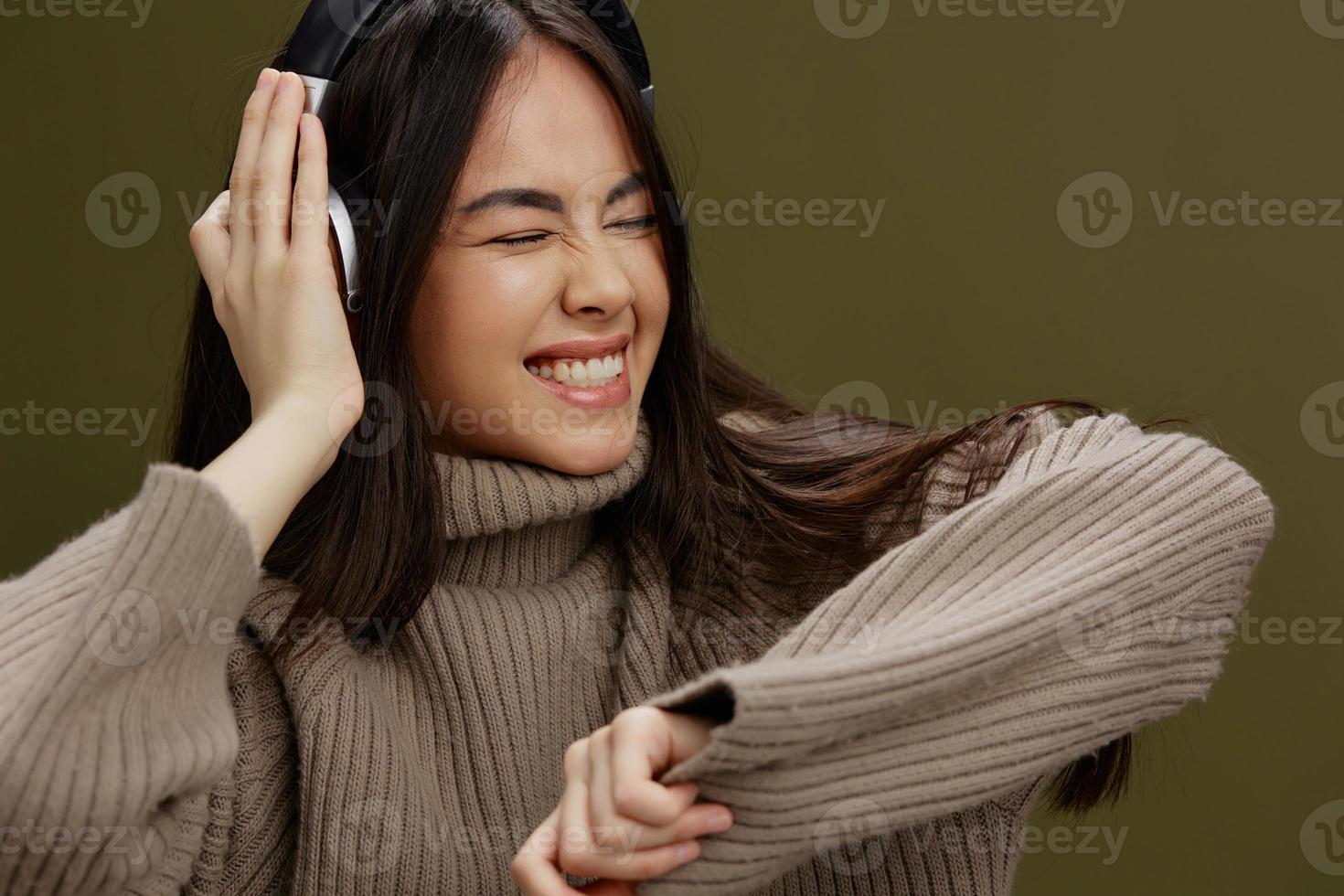 lindo mulher sem fio fones de ouvido música Diversão tecnologia isolado fundo foto