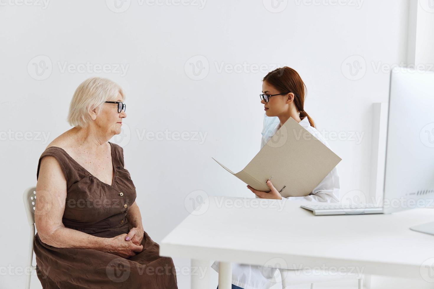 velho mulher paciente exame de uma médico médico assistente foto