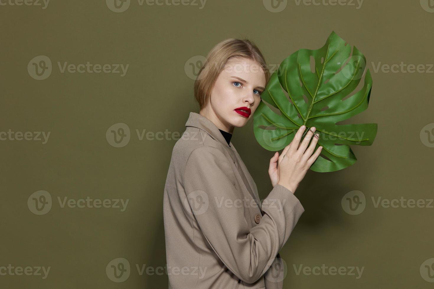 bonita mulher verde Palma folha casaco brilhante Maquiagem estúdio modelo inalterado foto