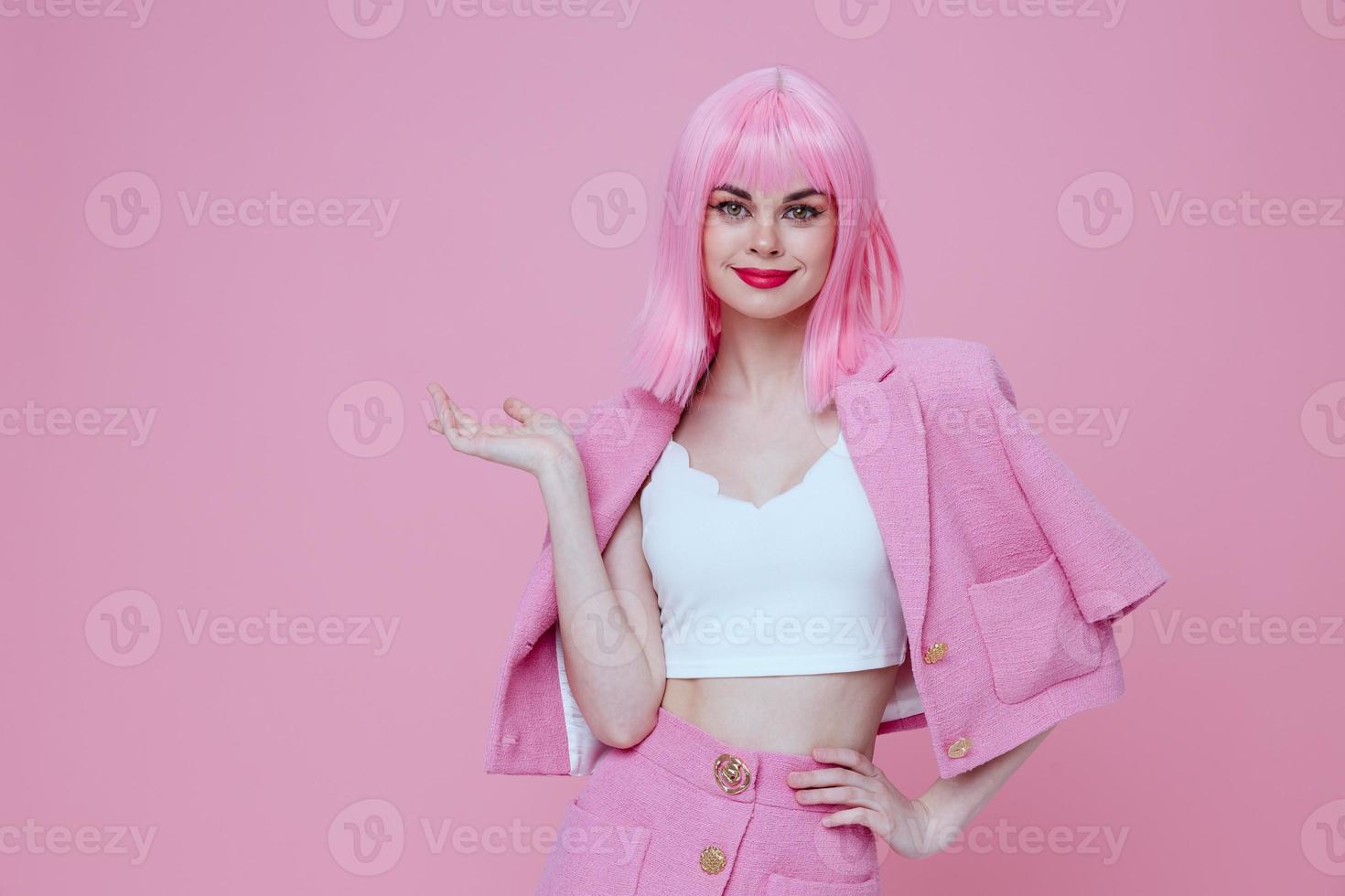 bonita jovem fêmea brilhante Maquiagem Rosa cabelo glamour estúdio modelo inalterado foto