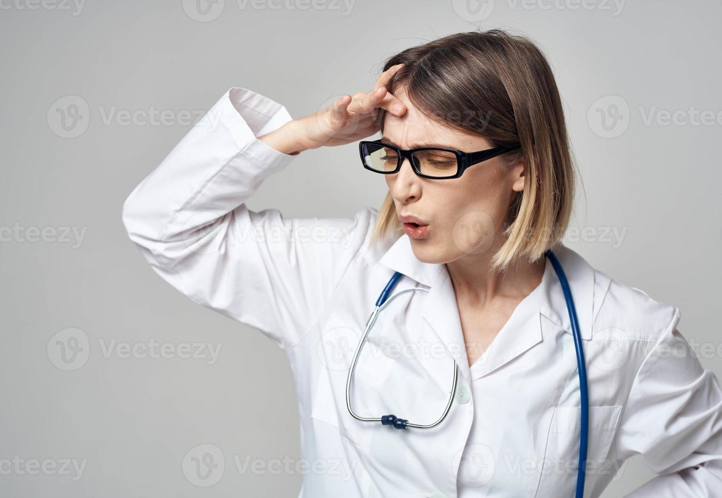 médico dentro uma médico vestido com uma estetoscópio por aí dele pescoço intrigado Veja cinzento fundo foto