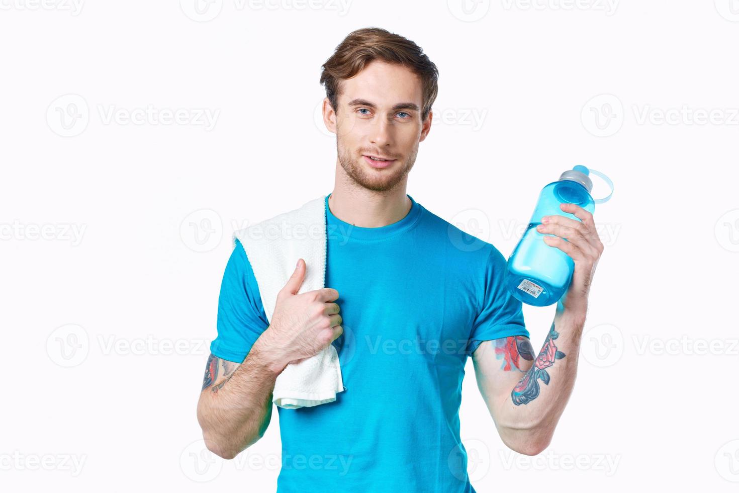 homem dentro azul camiseta água garrafa exercite-se saúde foto