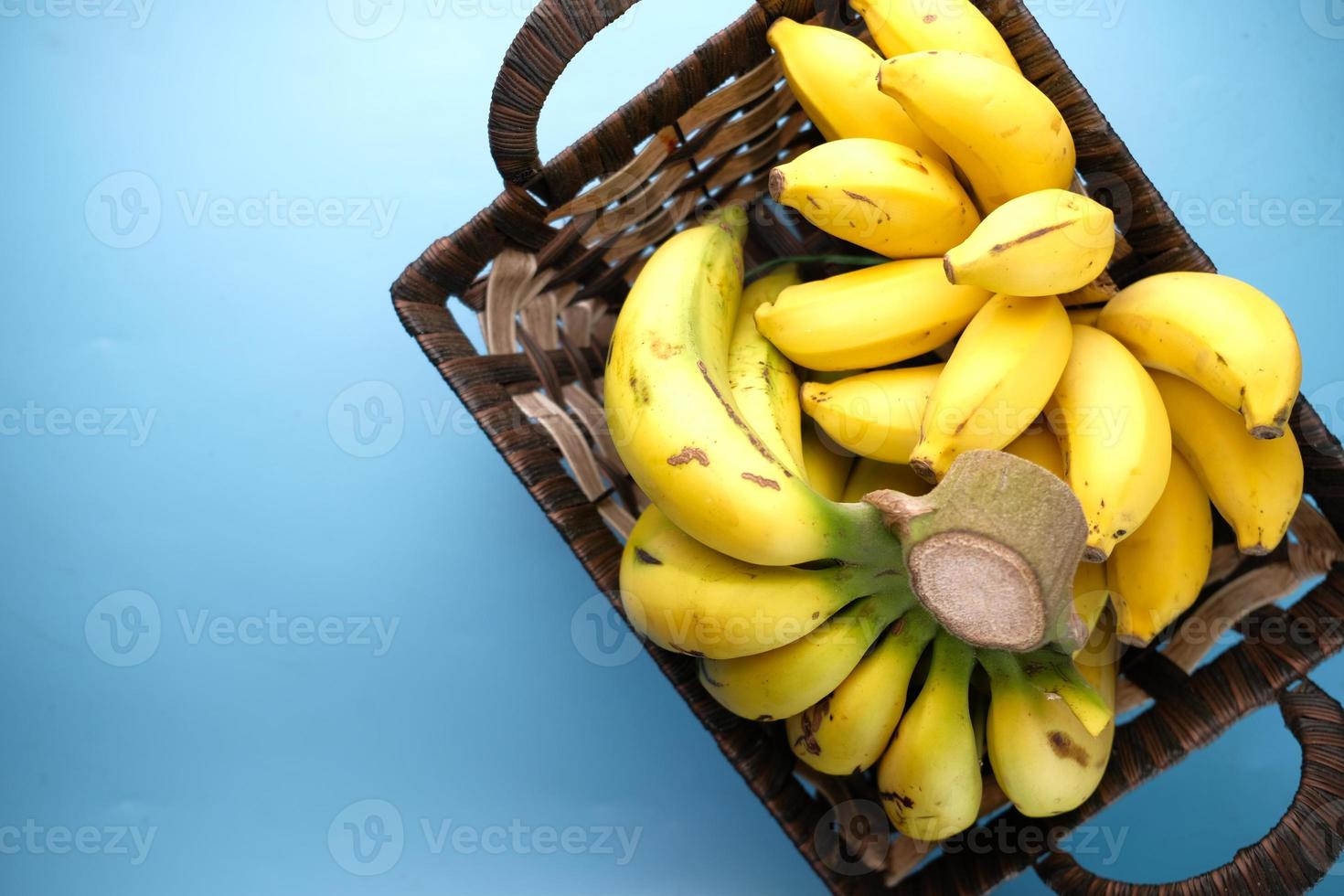 bananas em uma cesta foto