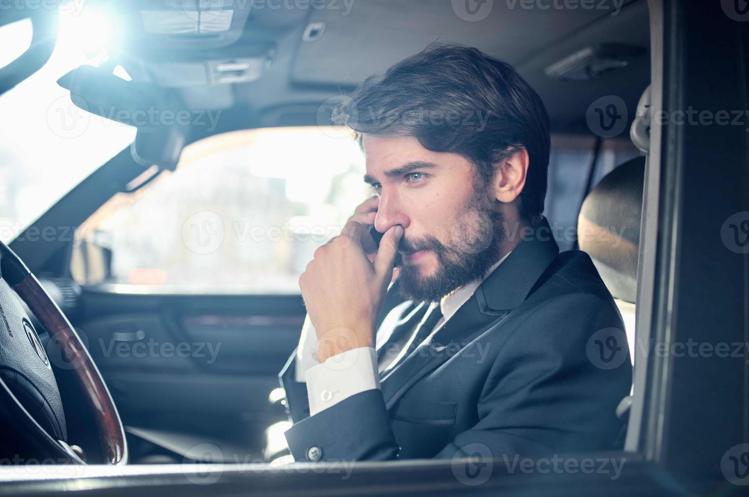 emocional homem dirigindo uma carro viagem luxo estilo de vida sucesso serviço rico foto