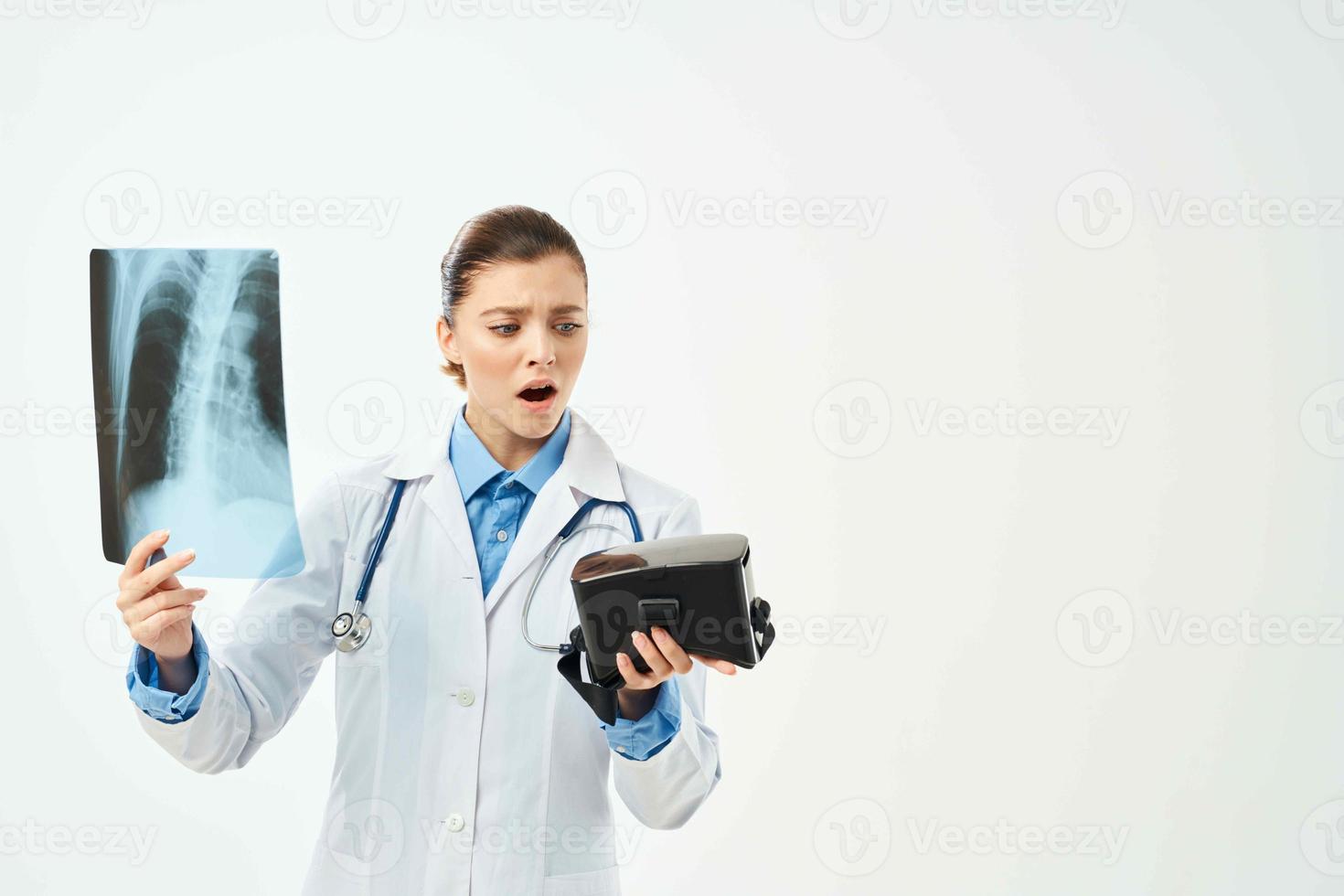 fêmea médico dentro branco casaco raio X virtual realidade óculos tecnologia hospital foto