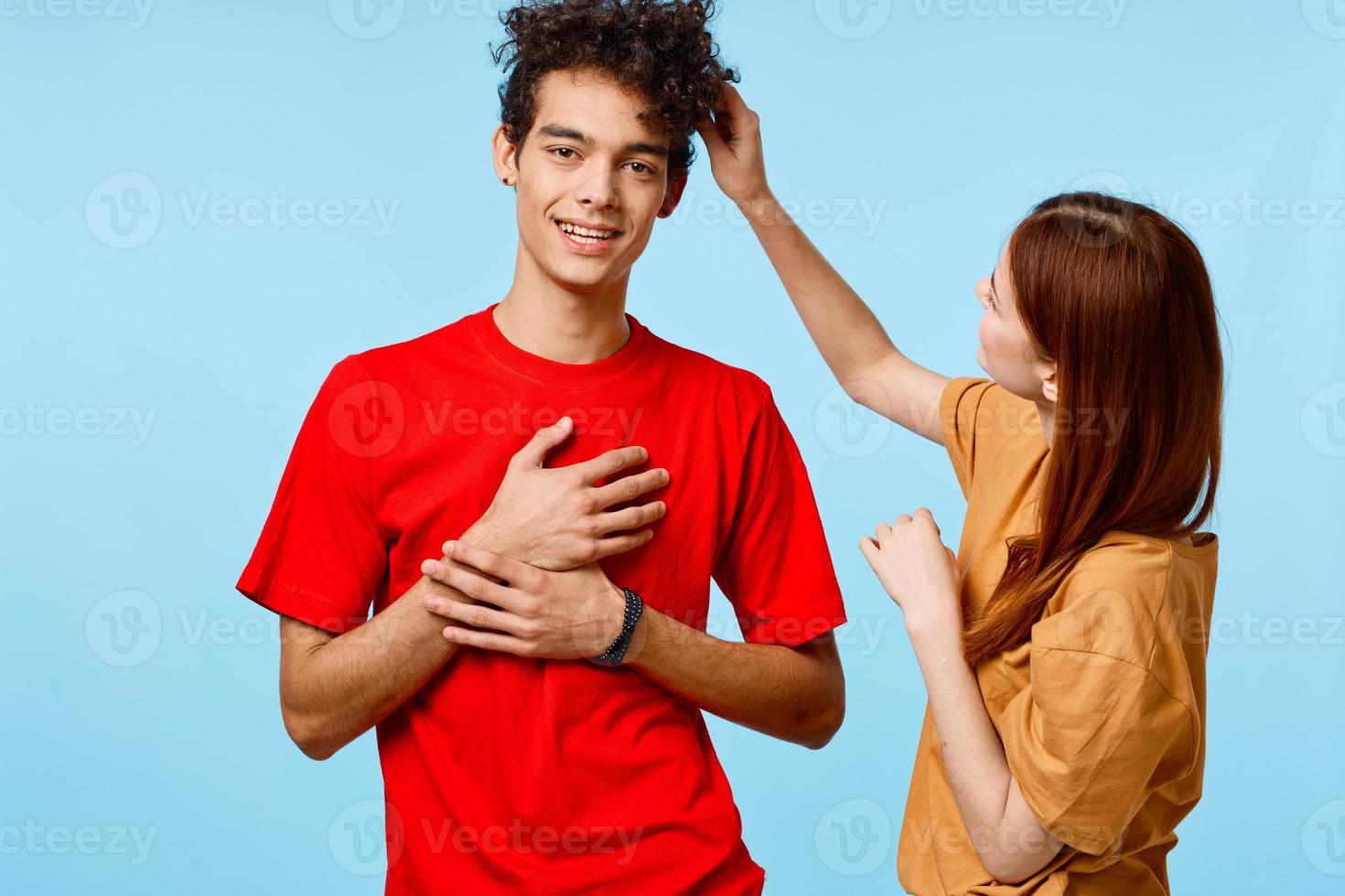 jovem casal cortada Visão estúdio azul fundo comunicação foto