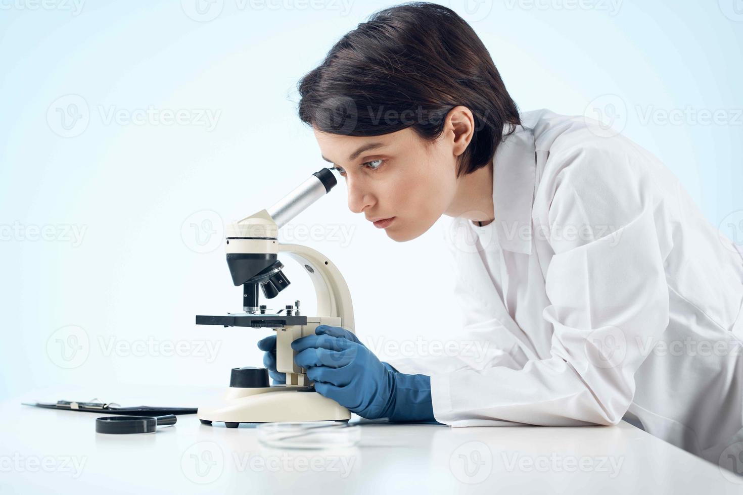 mulher dentro laboratório microscópio Ciência pesquisa análise foto