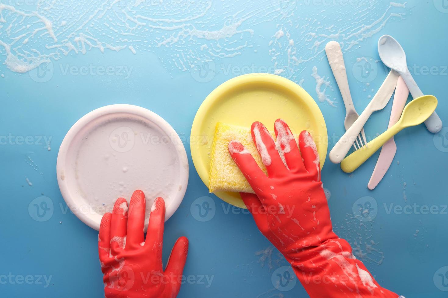 pessoa limpando pratos coloridos foto