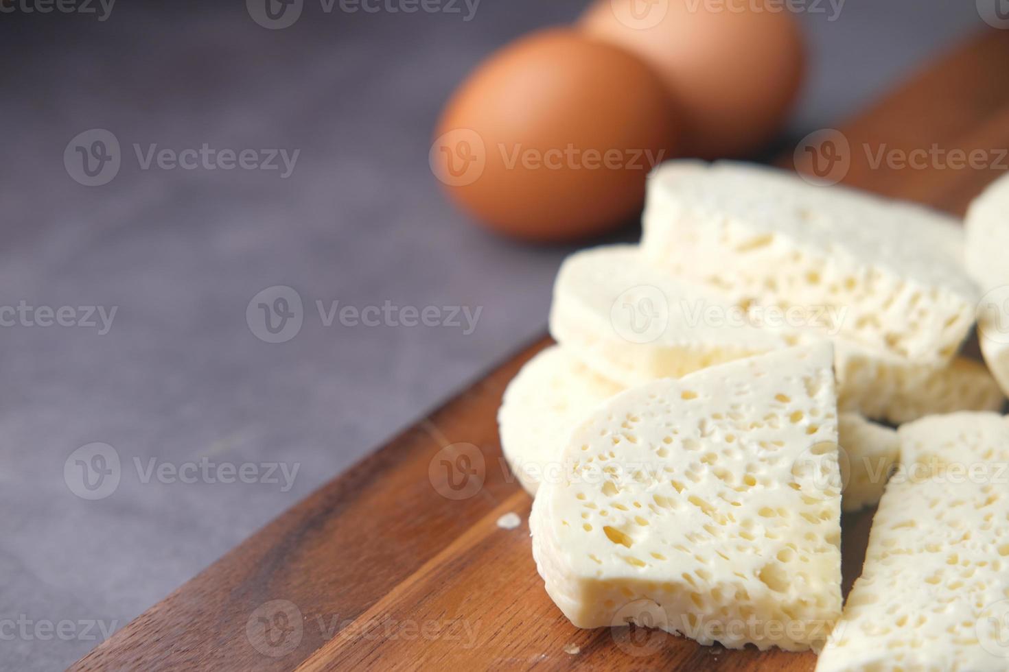 queijo fresco na tábua de cortar foto