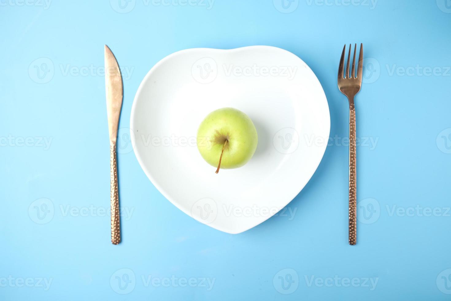 maçã em um prato em forma de coração foto