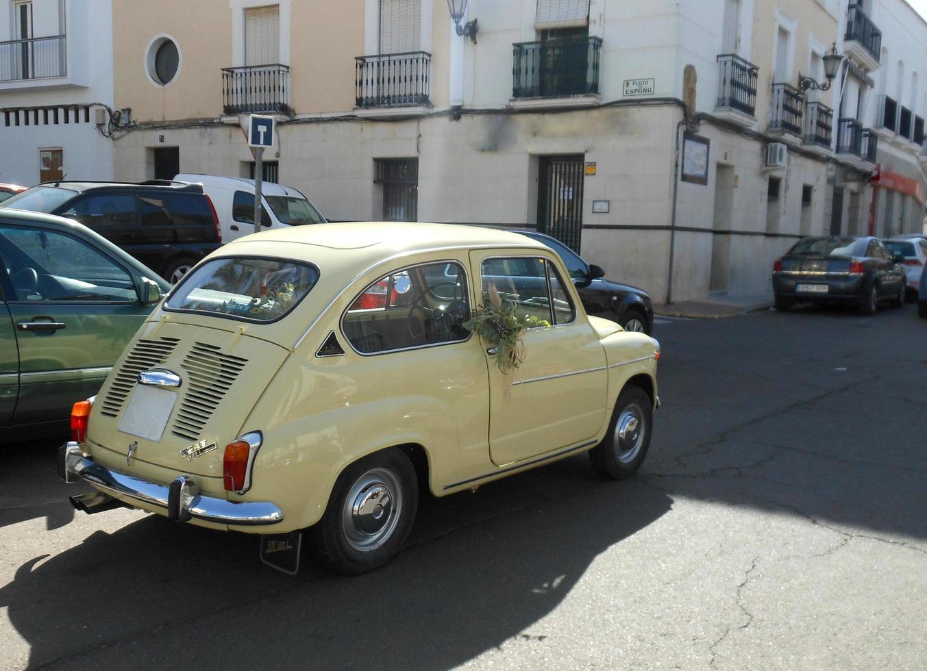 castuera, sapin, modelo assento 600, pequeno clássico carro com Casamento enfeites foto