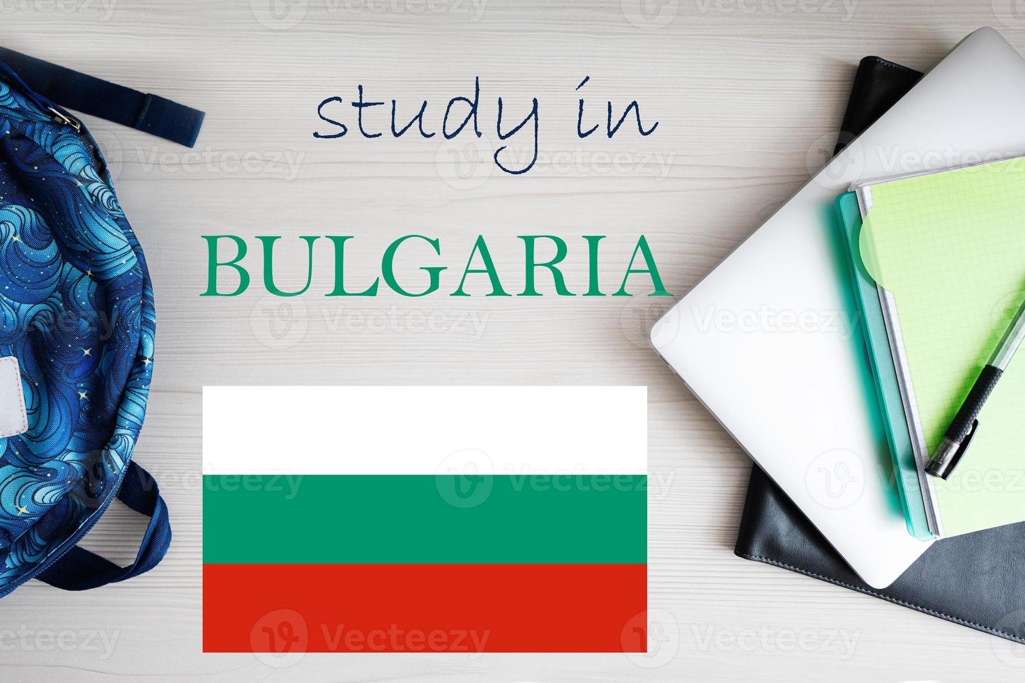 estude dentro Bulgária. fundo com bloco de anotações, computador portátil e mochila. Educação conceito. foto