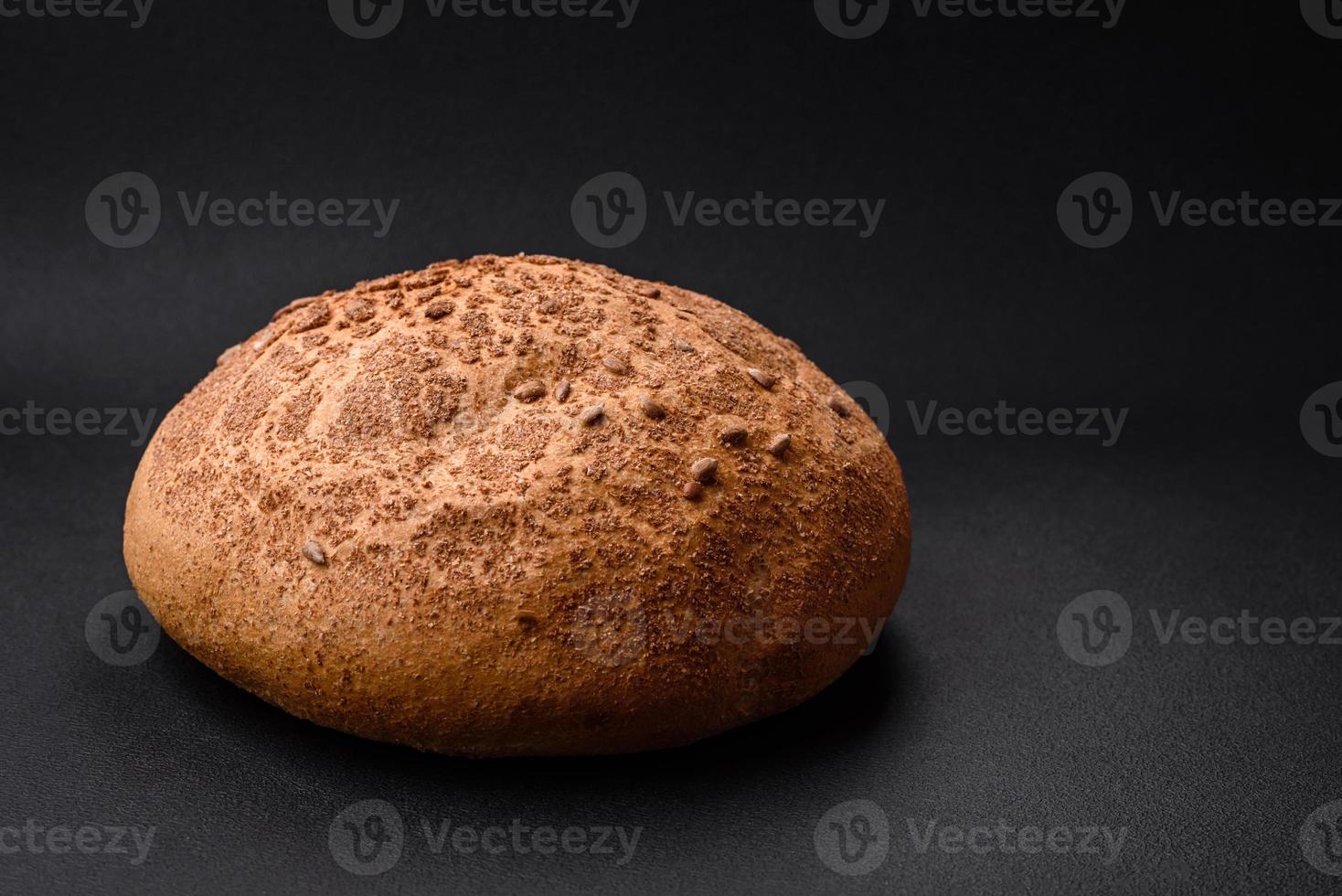 fresco crocantes Castanho pão com sésamo sementes e especiarias foto