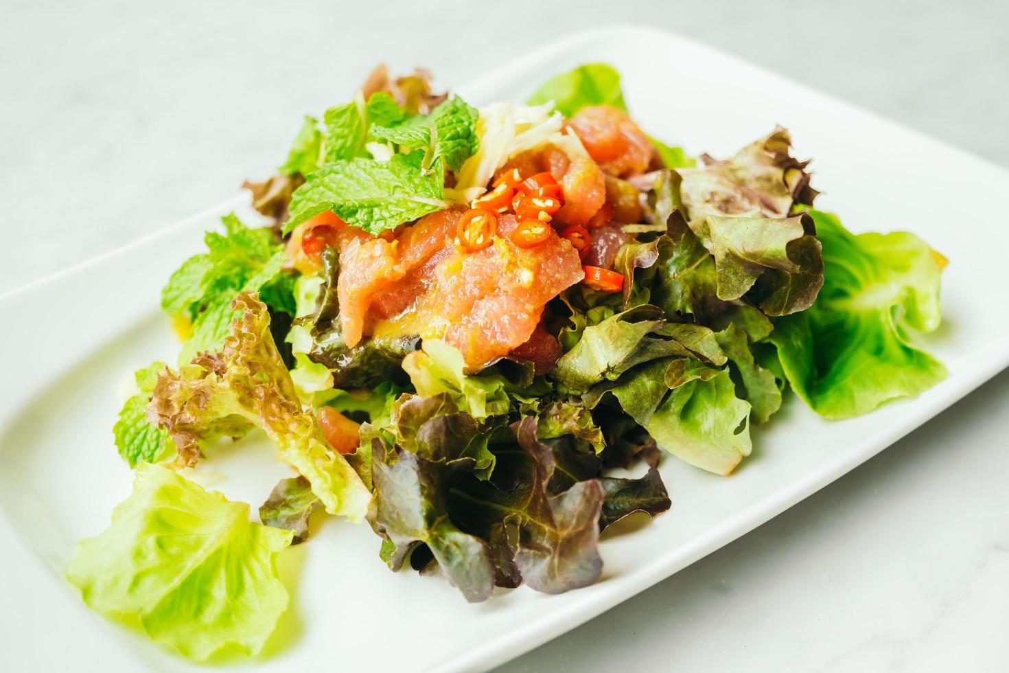 salada de atum cru com molho picante foto