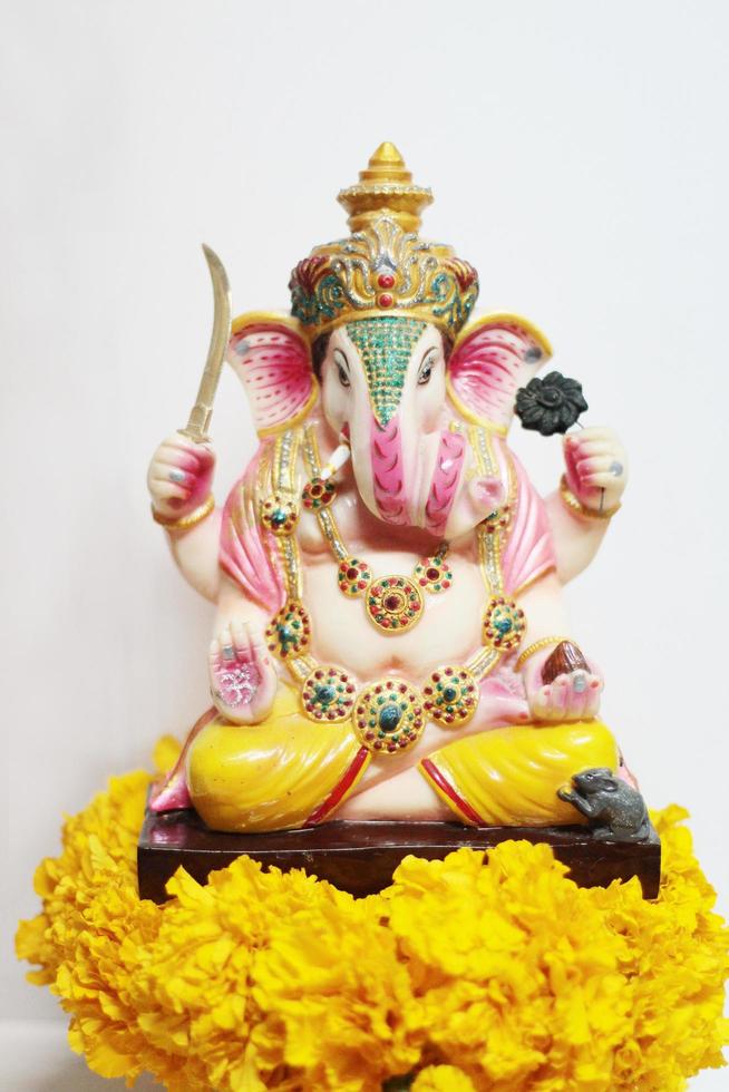 ganesha Deus é a senhor do sucesso Deus do hinduísmo em calêndula flores isolado em branco fundo. foto
