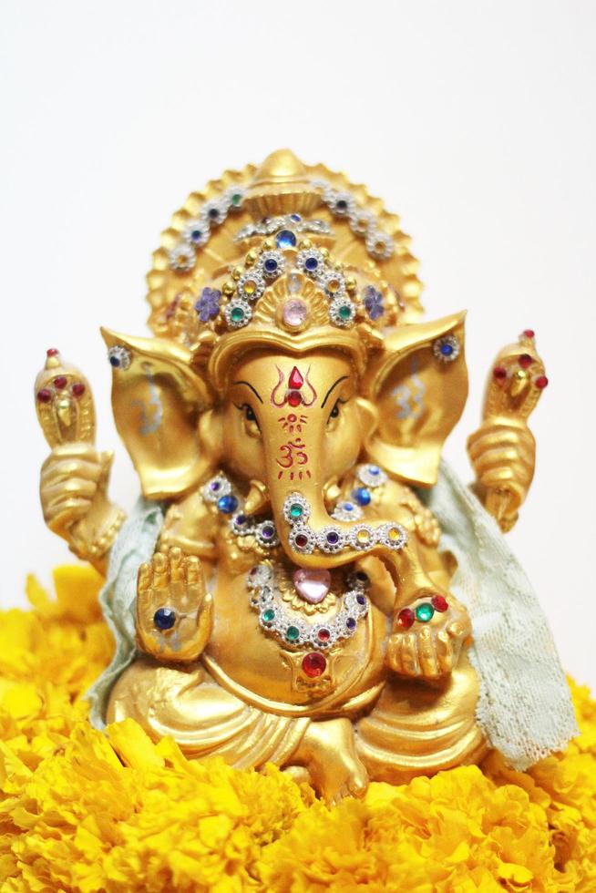 ouro ganesha estátua Deus é a senhor do sucesso Deus do hinduísmo em calêndula flores isolado em branco fundo. foto