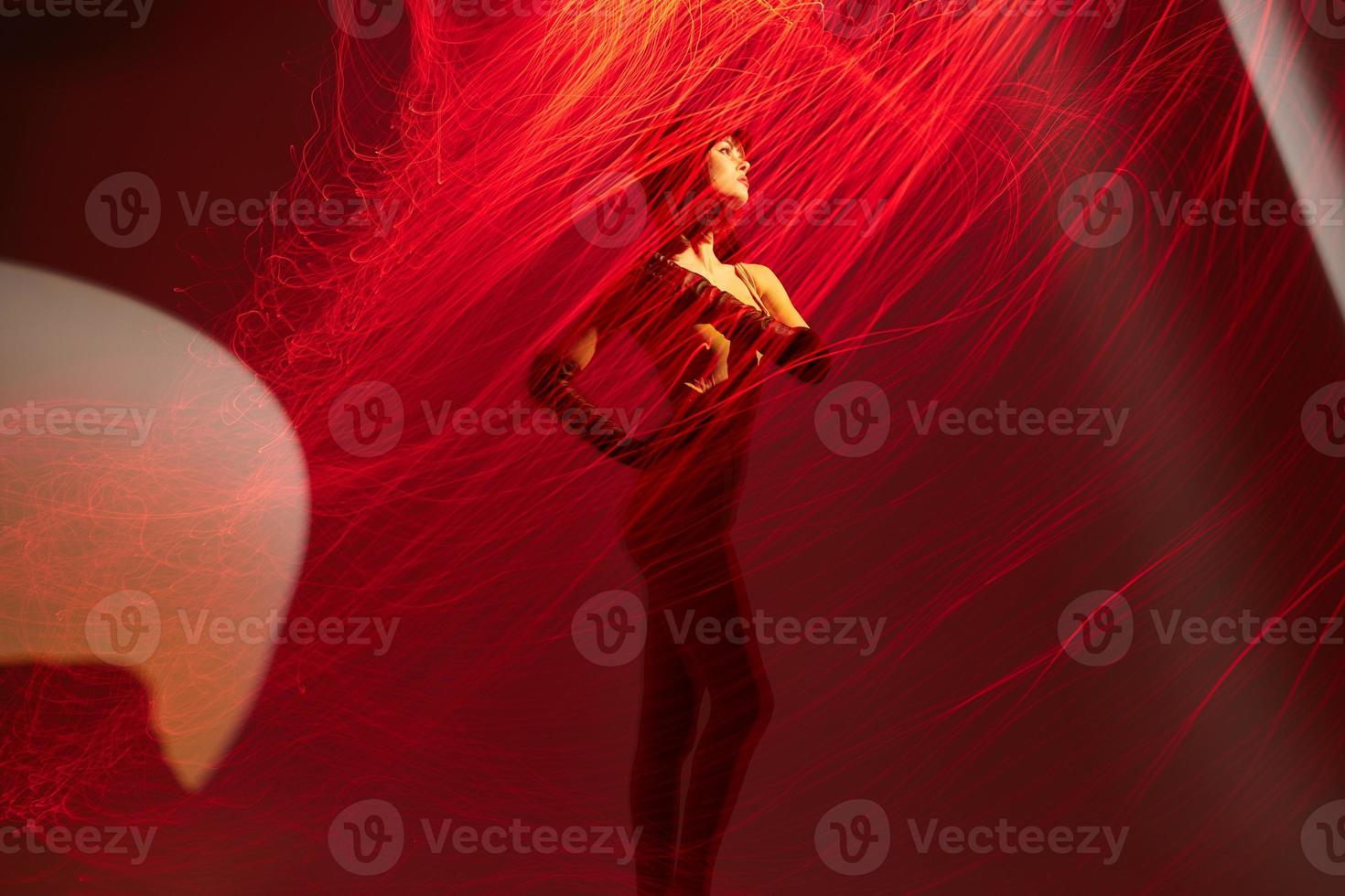 vermelho néon linhas luz mulher posando discoteca foto