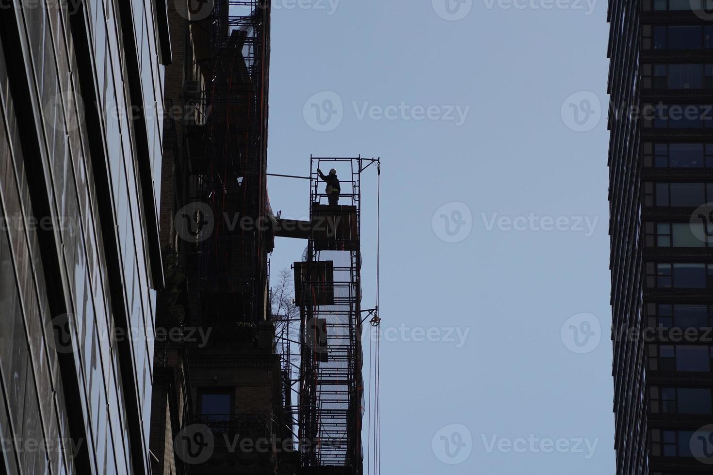 Novo Iorque Manhattan arranha-céus Visão a partir de a rua para a topo do a construção em ensolarado Claro dia foto
