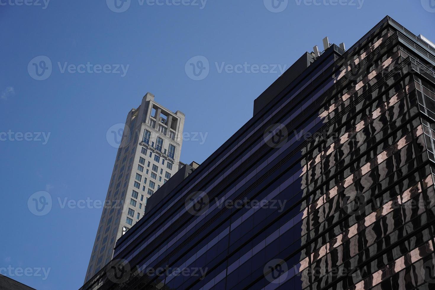 Novo Iorque Manhattan arranha-céus Visão a partir de a rua para a topo do a construção em ensolarado Claro dia foto