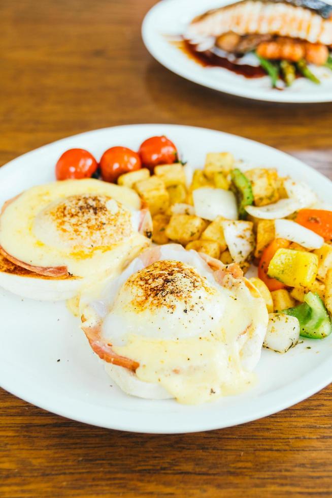 ovo benedict com vegetais no café da manhã foto