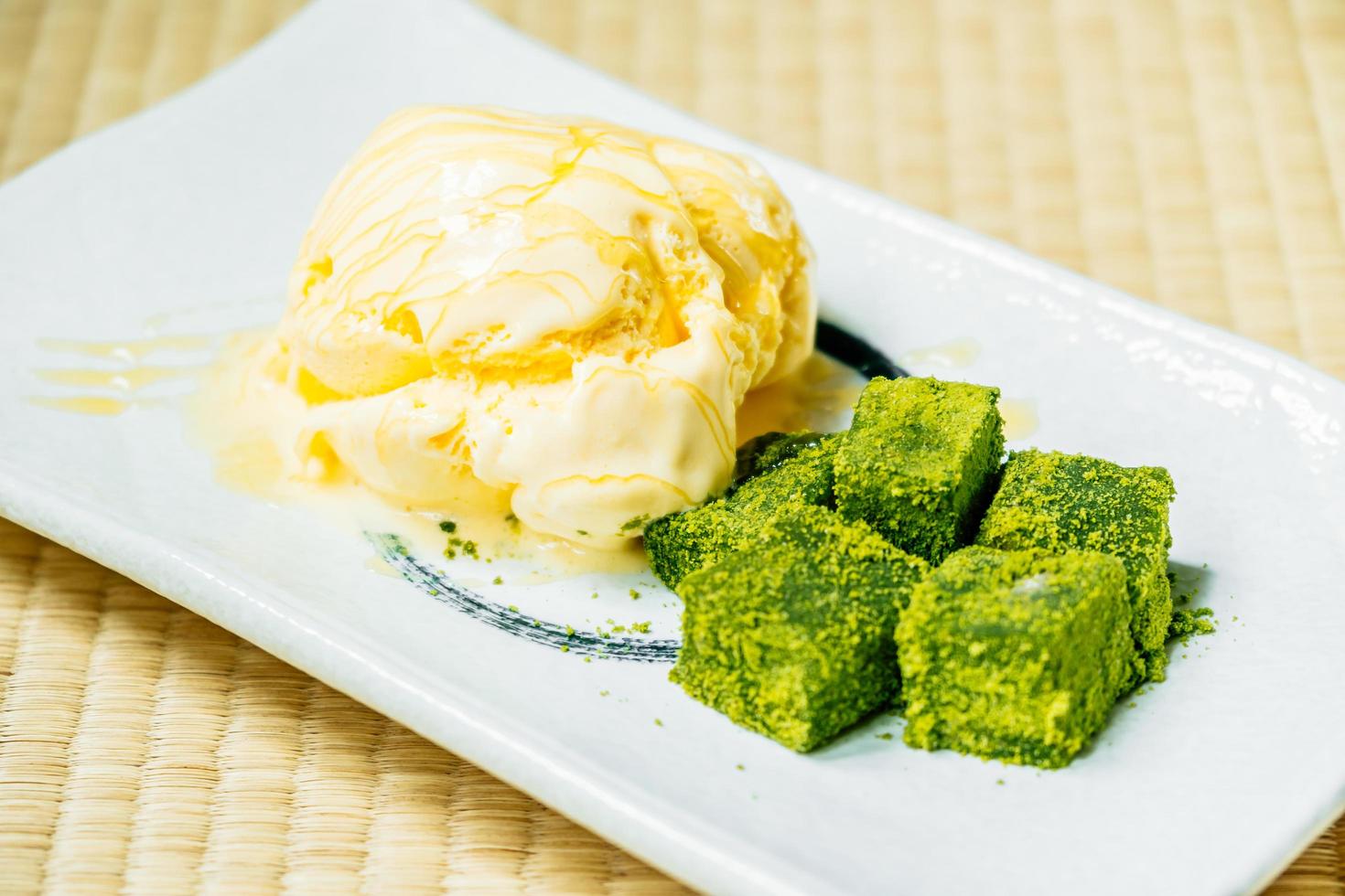 sorvete de baunilha com mochi de chá verde matcha foto