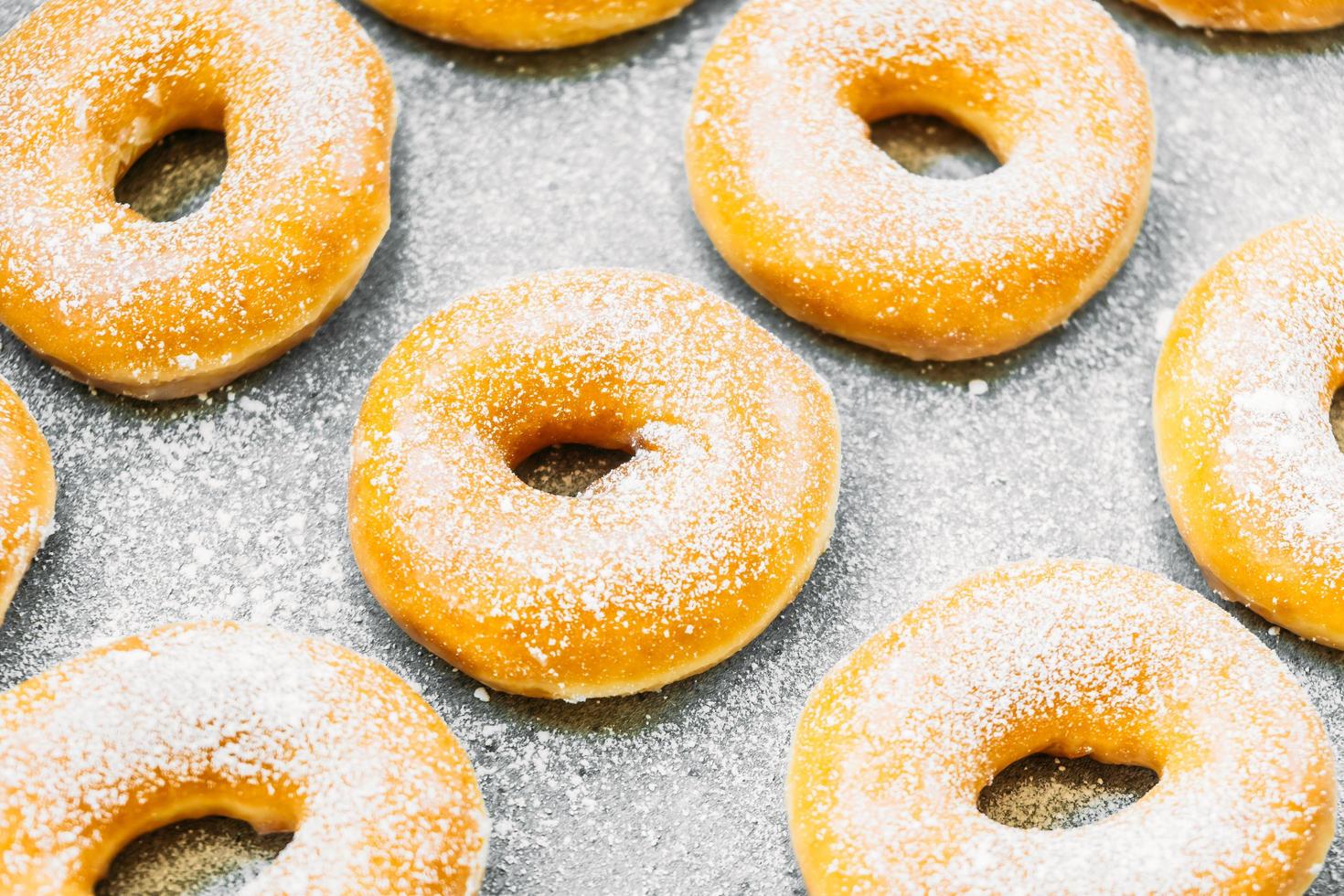 sobremesa doce com muitos donuts foto