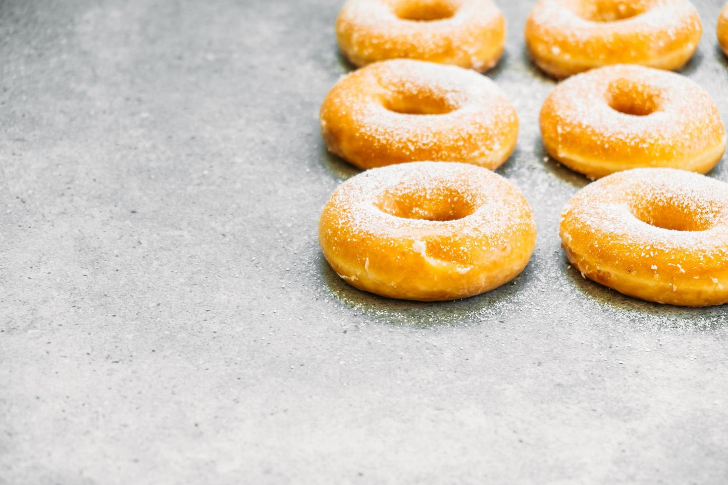 sobremesa doce com muitos donuts foto