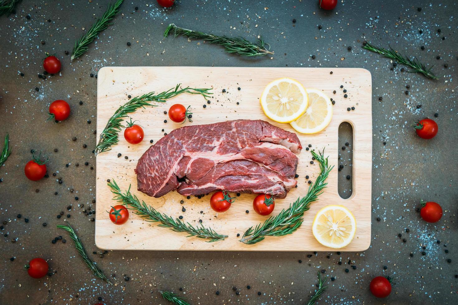 Carne bovina crua na tábua foto