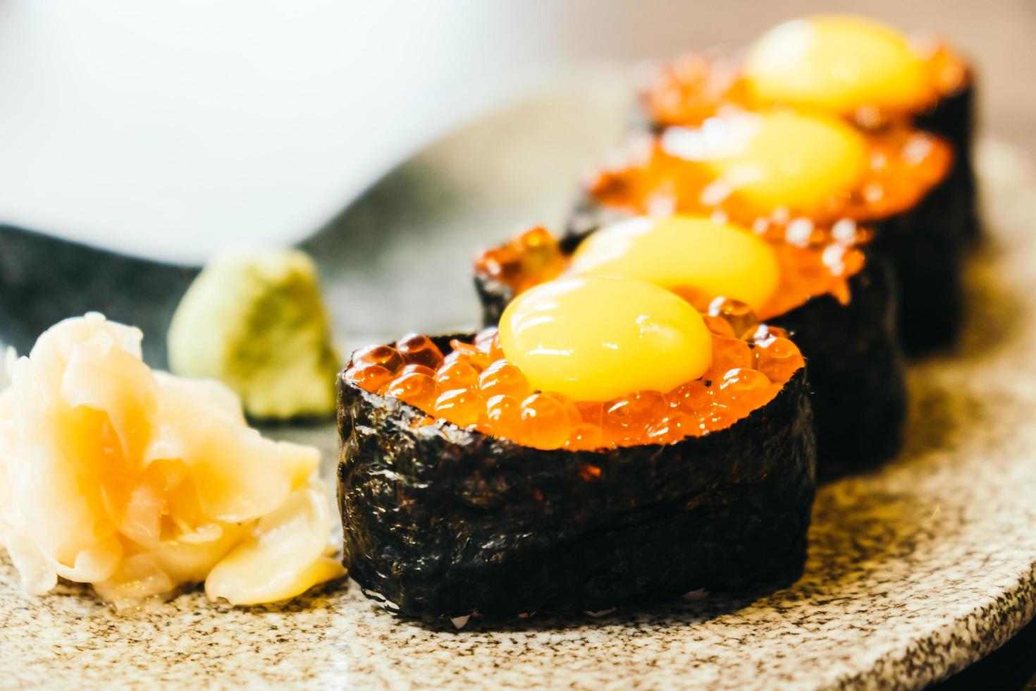 sushi com ovos de salmão foto