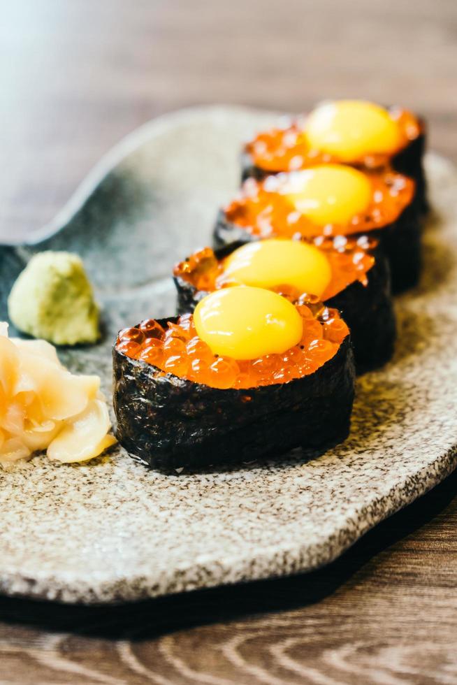 sushi com ovos de salmão foto