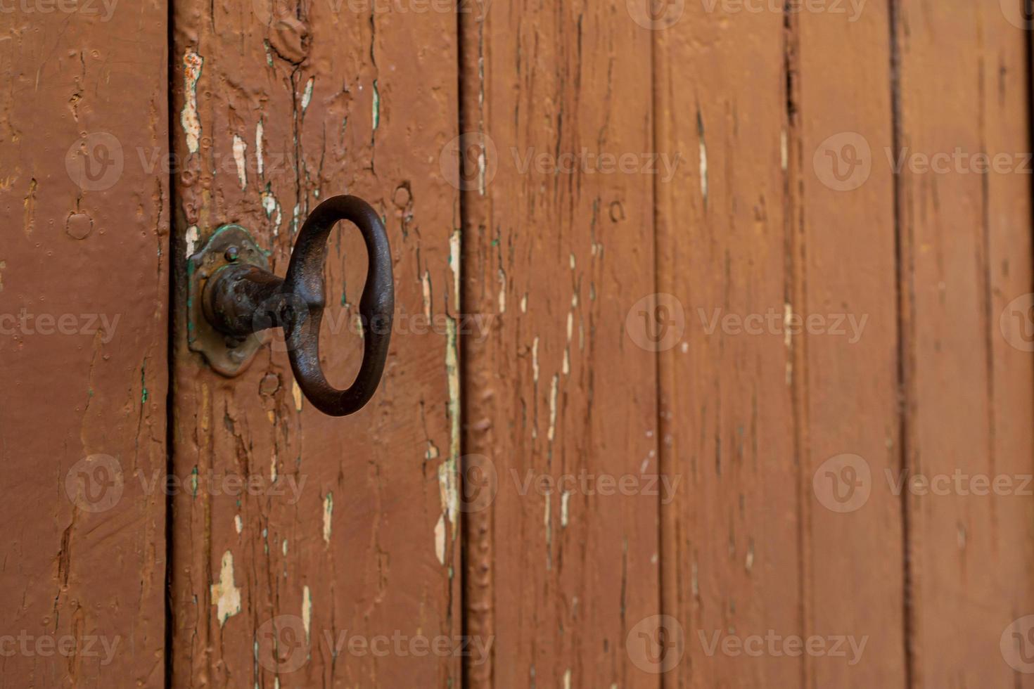 velho vintage Castanho de madeira porta com metal lidar com foto