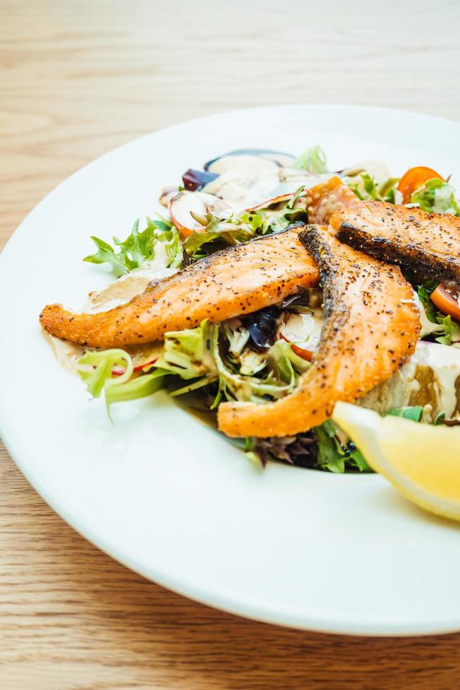 Filé de Salmão Grelhado com Salada de Vegetais foto