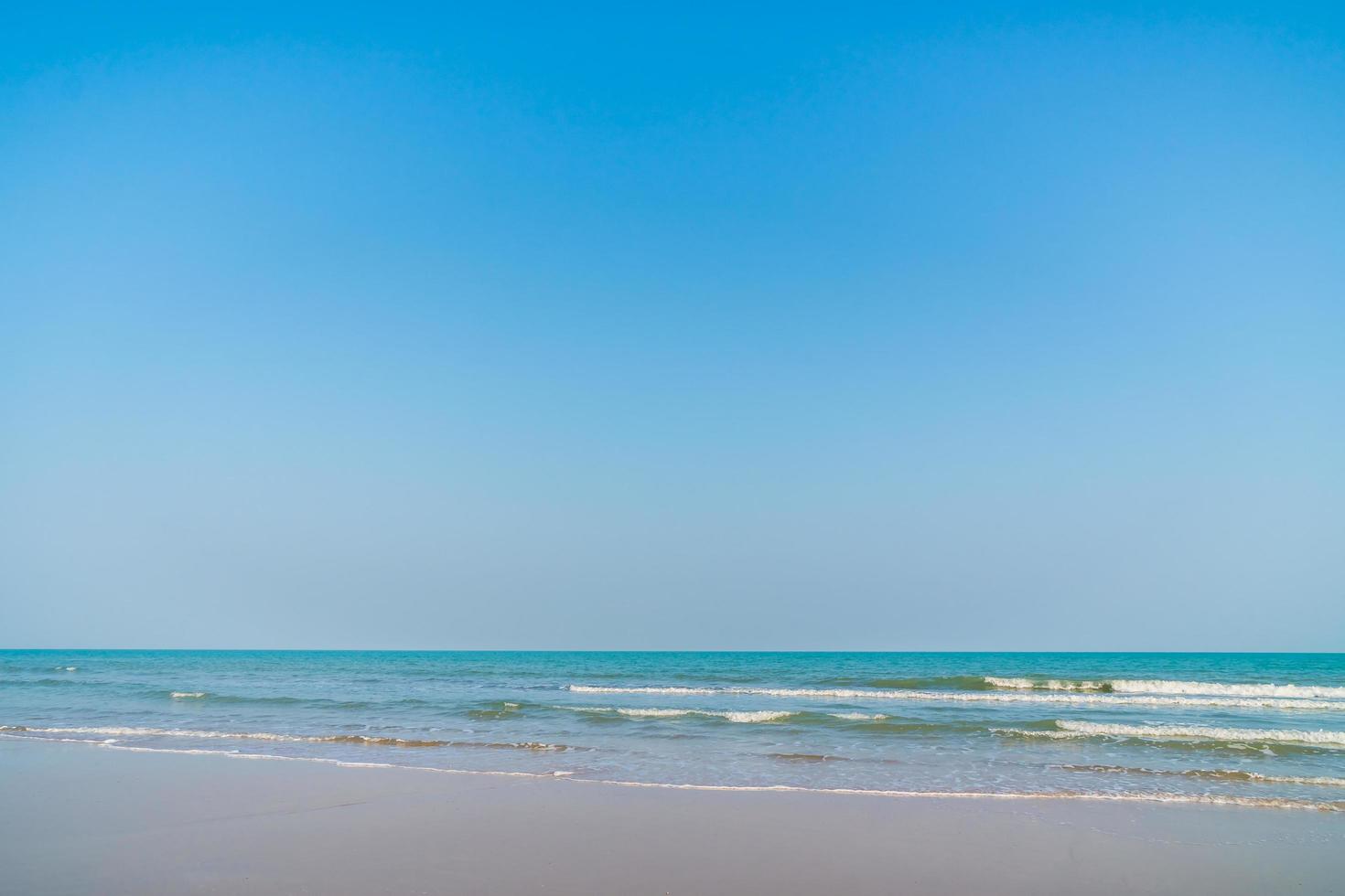 praia e mar vazios foto