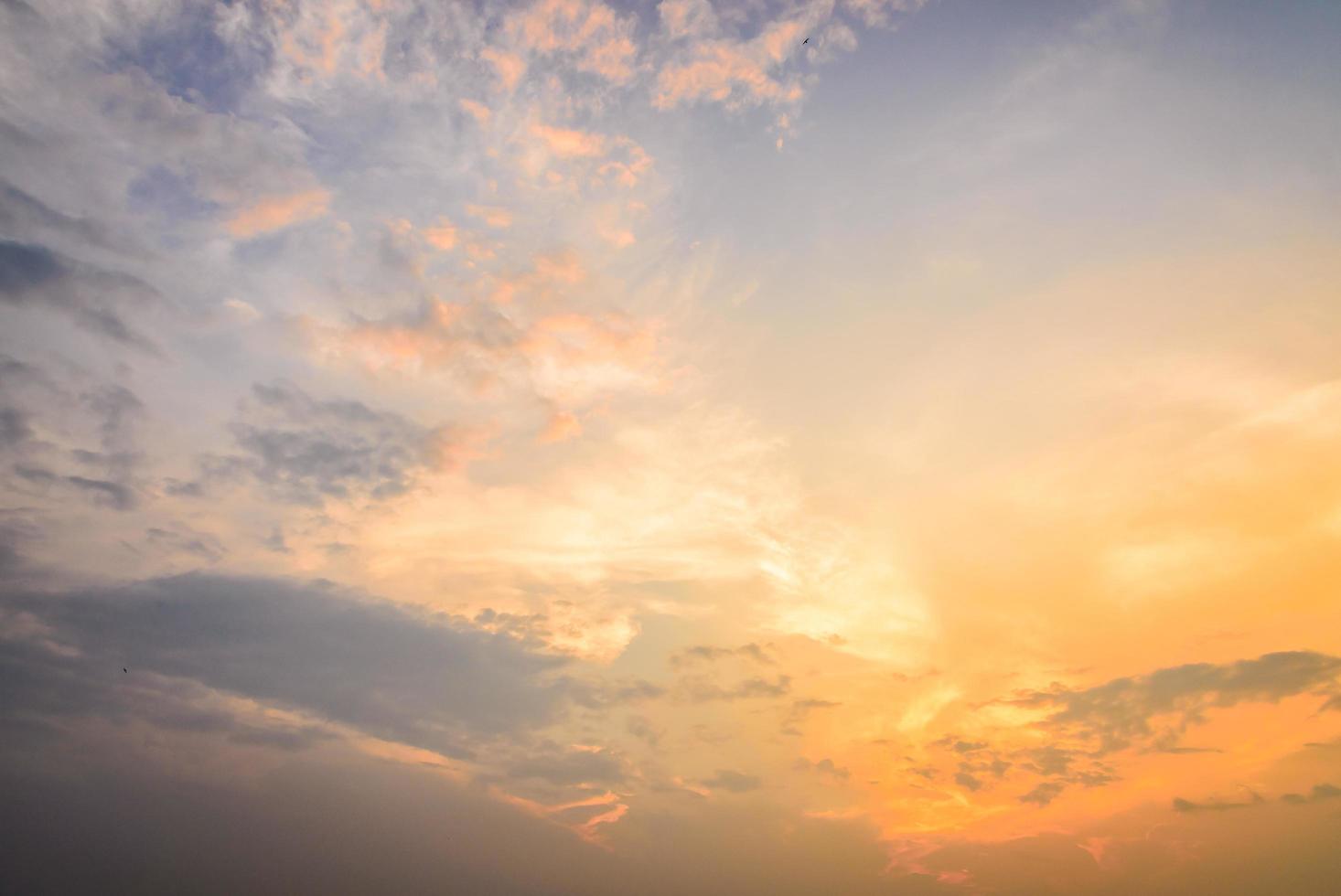 nuvens ao pôr do sol foto