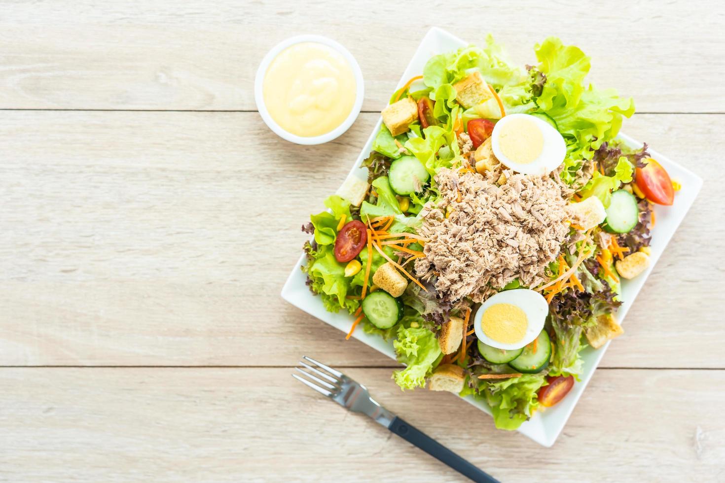 carne de atum e ovos com salada de vegetais frescos foto