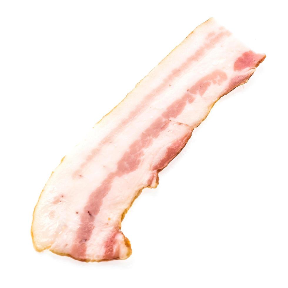 bacon cru isolado no branco foto