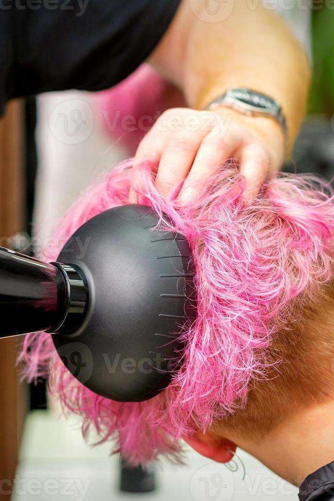 cabeleireiro secagem Rosa cabelo do cliente foto