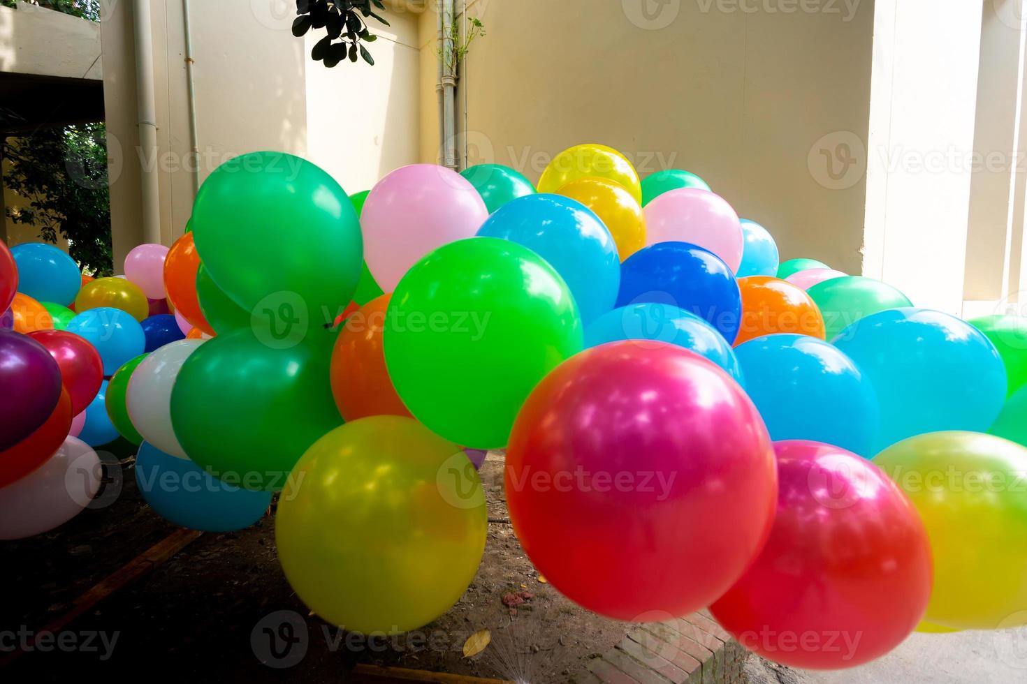 a colori cheio de gás balões em anexo para a fio estão vôo. foto