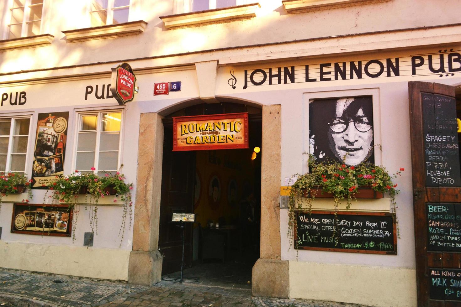 praga, república checa 2015- john lennon pub foto