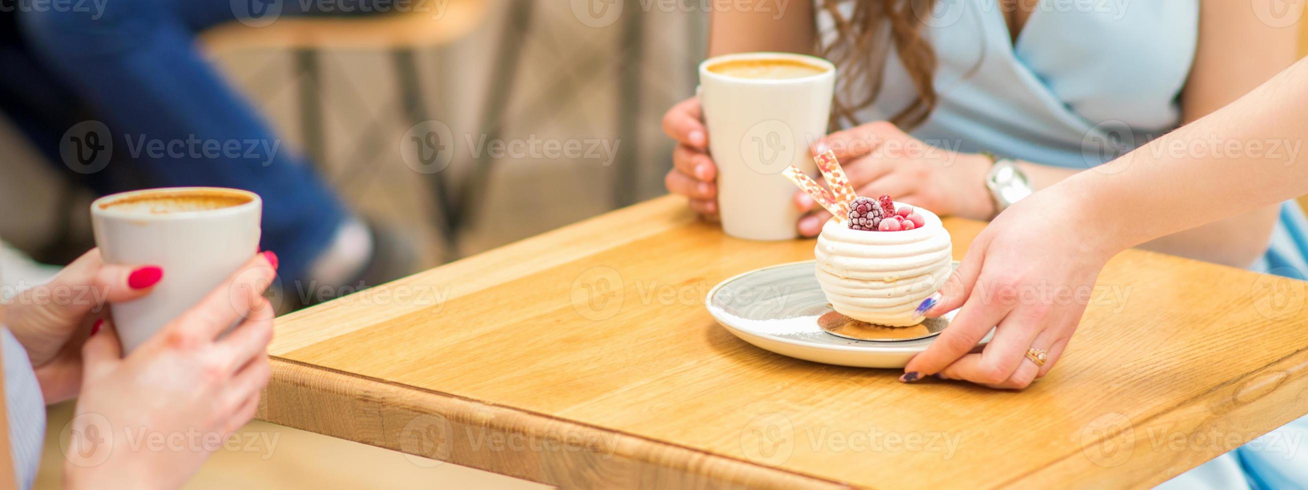 garçonete coloca pastelaria em mesa foto