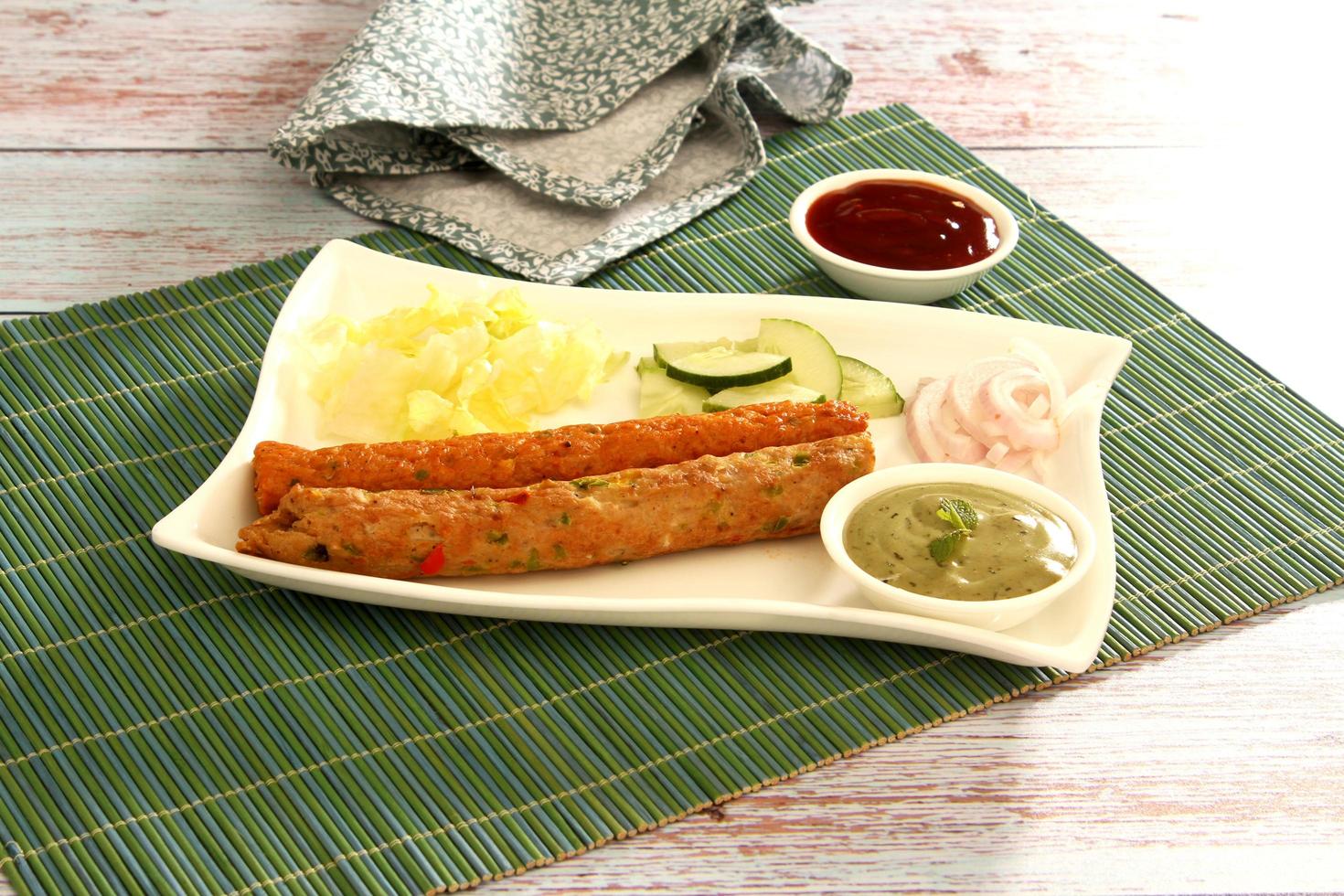 uma foto perfeita de seeh prato não vegetariano com molho, hortelã, grãos, vegetais em uma mesa